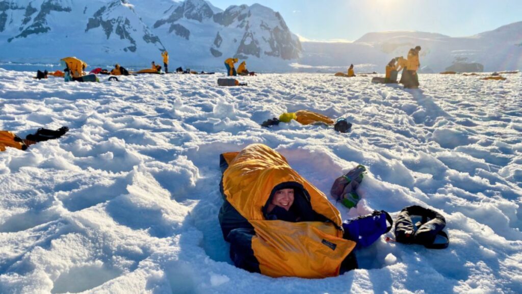 Antarctica Expedition Itineraries: From Peninsula Cruises to Deep Field Adventures 5 Travelers relax on the snow during Antarctica expedition itineraries, highlighting the joy of polar exploration.