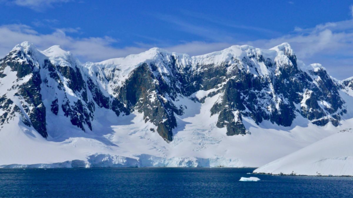 Antarctica Expedition Itineraries: From Peninsula Cruises to Deep Field Adventures 7 Expansive icy landscape showcasing the stark beauty of Antarctica during guided Antarctica expedition itineraries.