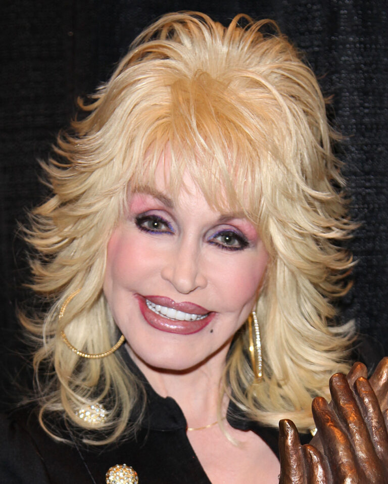 Dolly Parton accepting the Liseberg Applause Award in 2010