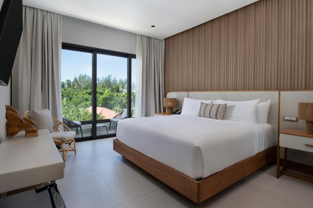 Master suite with balcony view