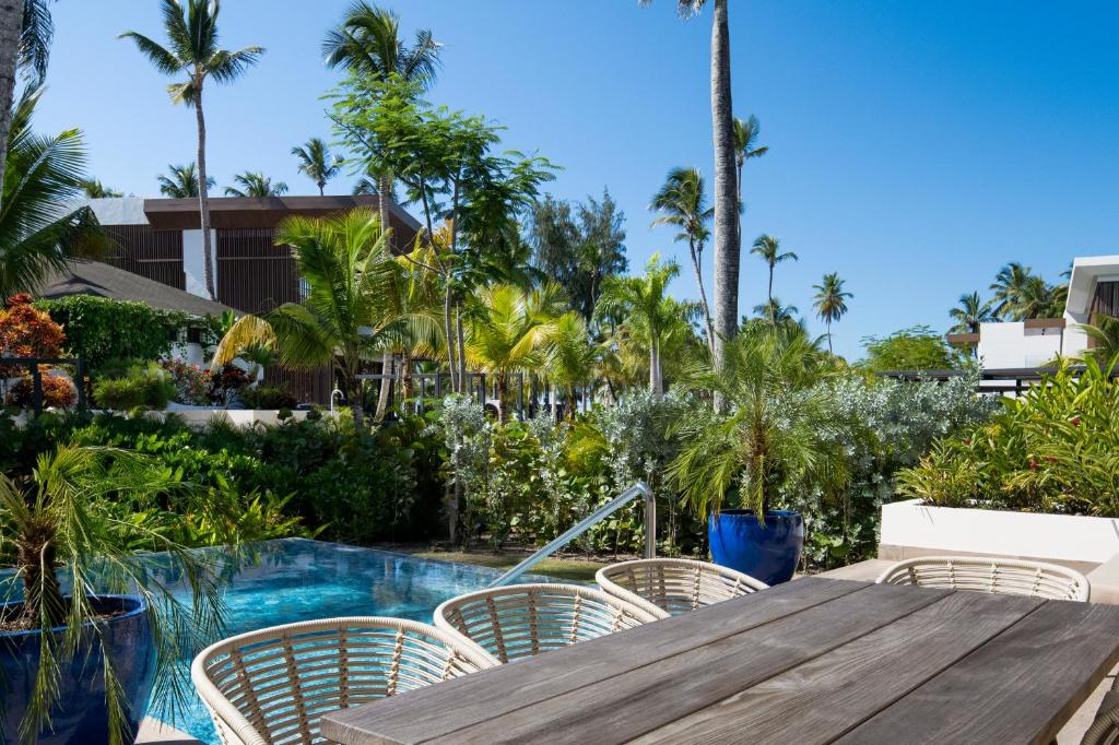Infinity pool and gardens at Donoma